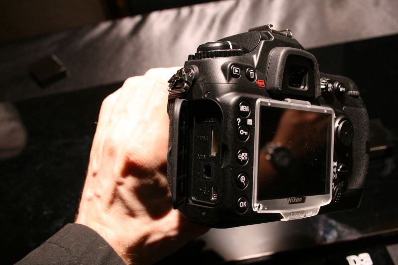 Illustration for article titled Hands On D3 and D300 Impressions: Beefy and Beautiful